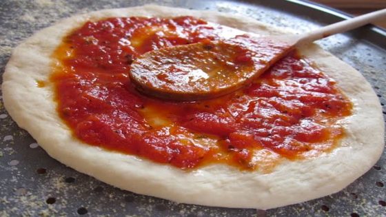 مكونات صلصة البيتزا الايطالية الهشة الرهيبة